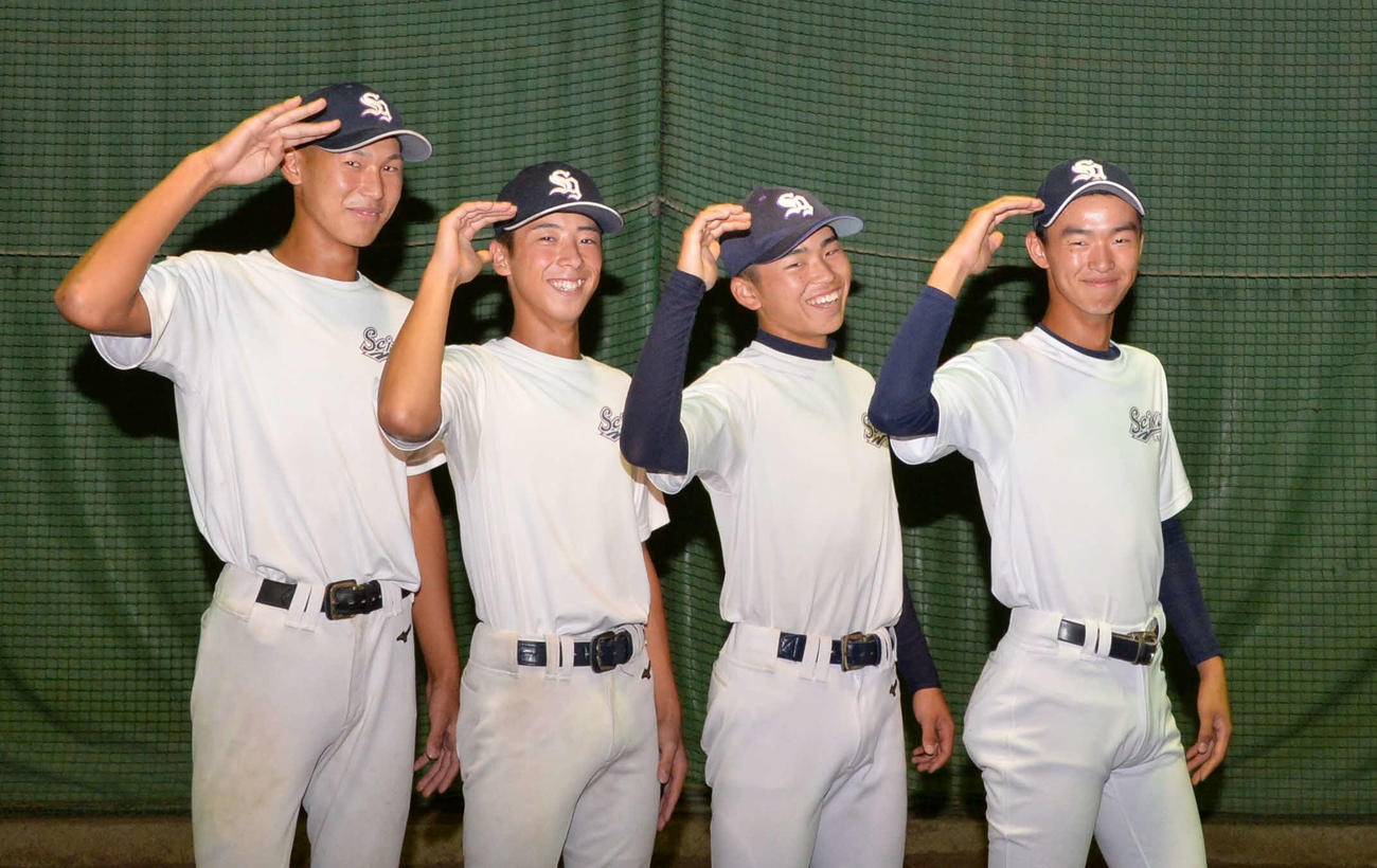 聖和学園をけん引する仲良し投手陣の、左から千葉、斎藤佑、松下、斎藤悠（撮影・濱本神威）