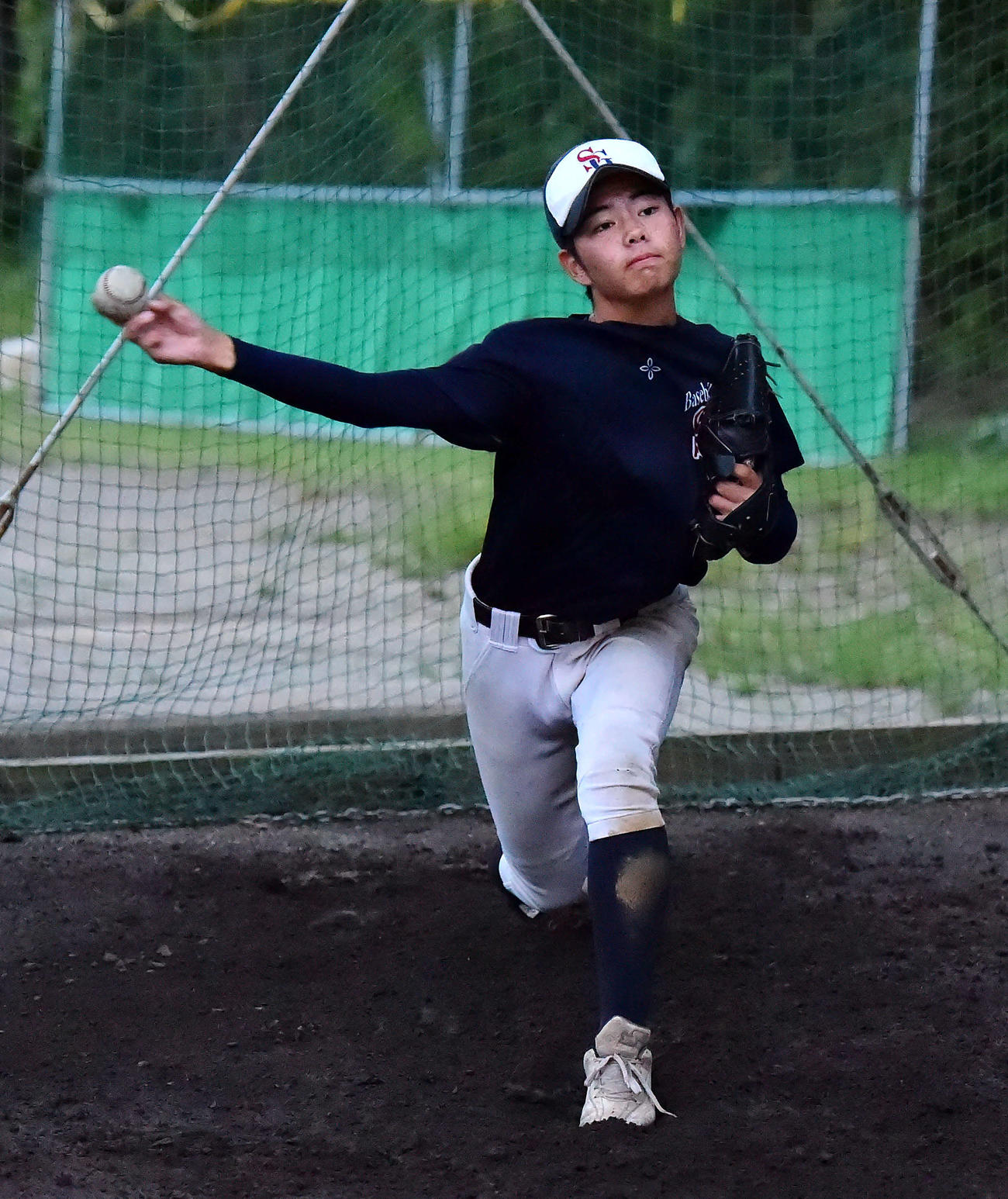 ブルペンで投球練習をする関根学園の1年生右腕・鈴木
