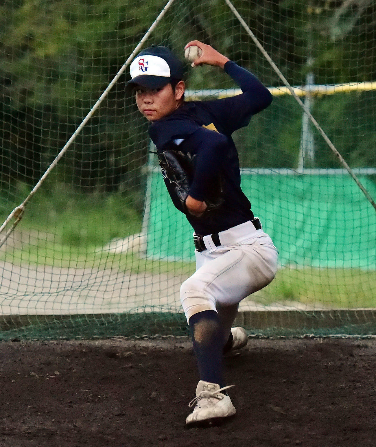 ブルペンで投球練習をする関根学園の1年生右腕・鈴木
