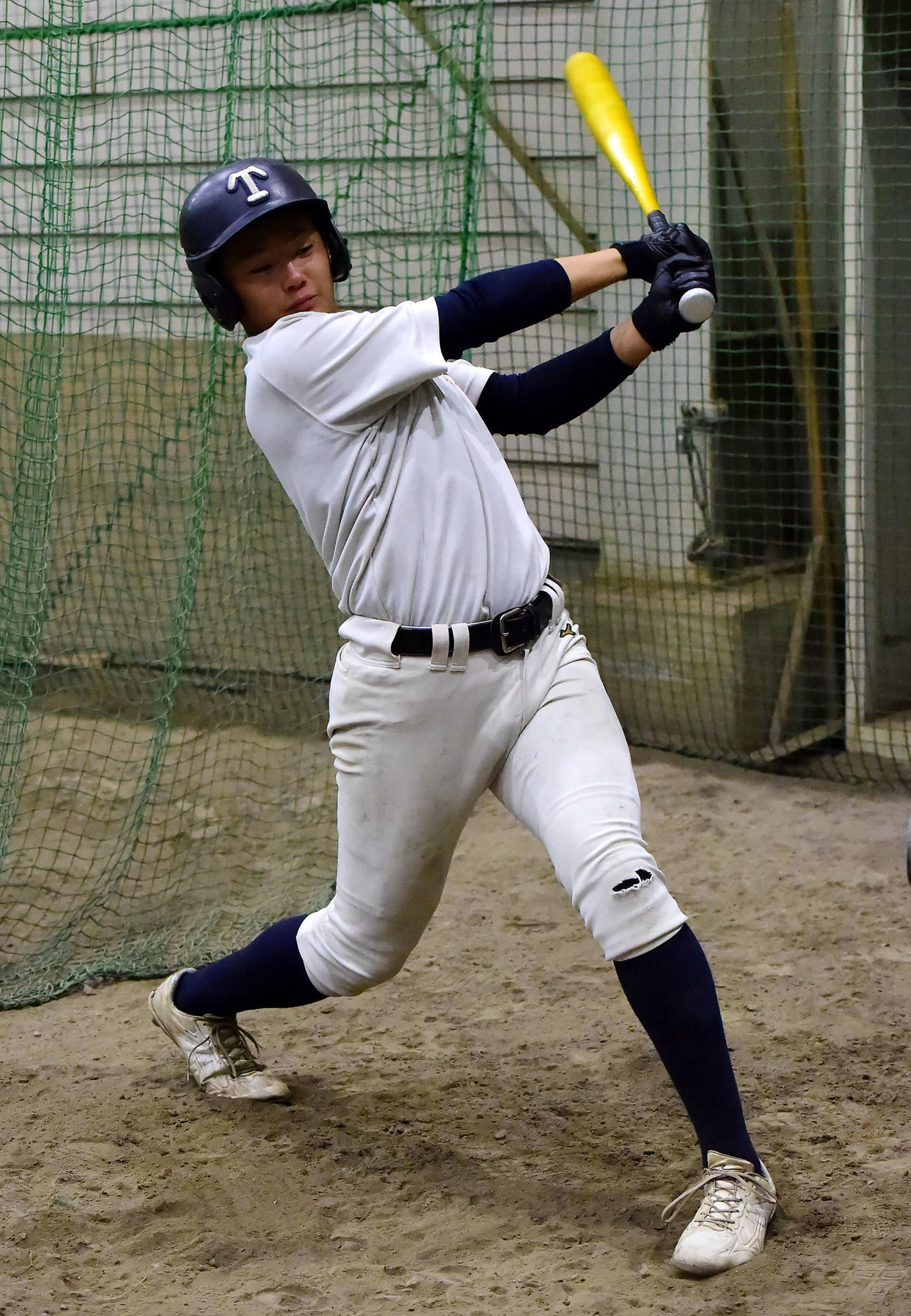 力強くスイングをする帝京長岡・大前
