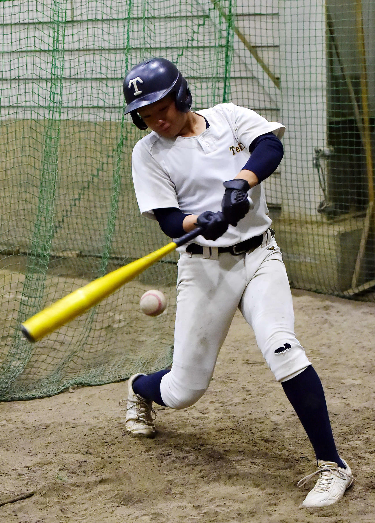 ティー打撃をする帝京長岡・大前