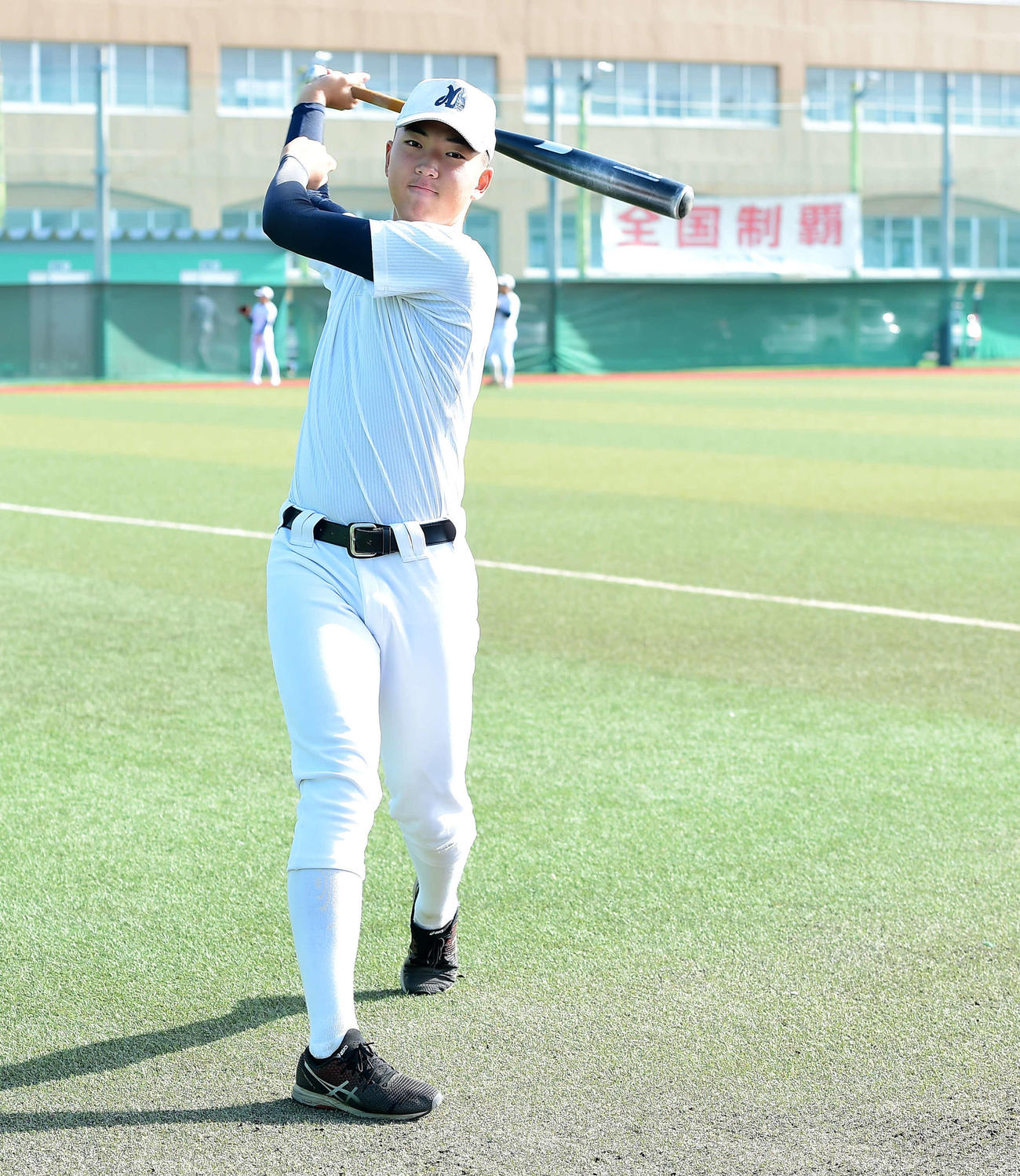 バットを振る日本文理・野口主将