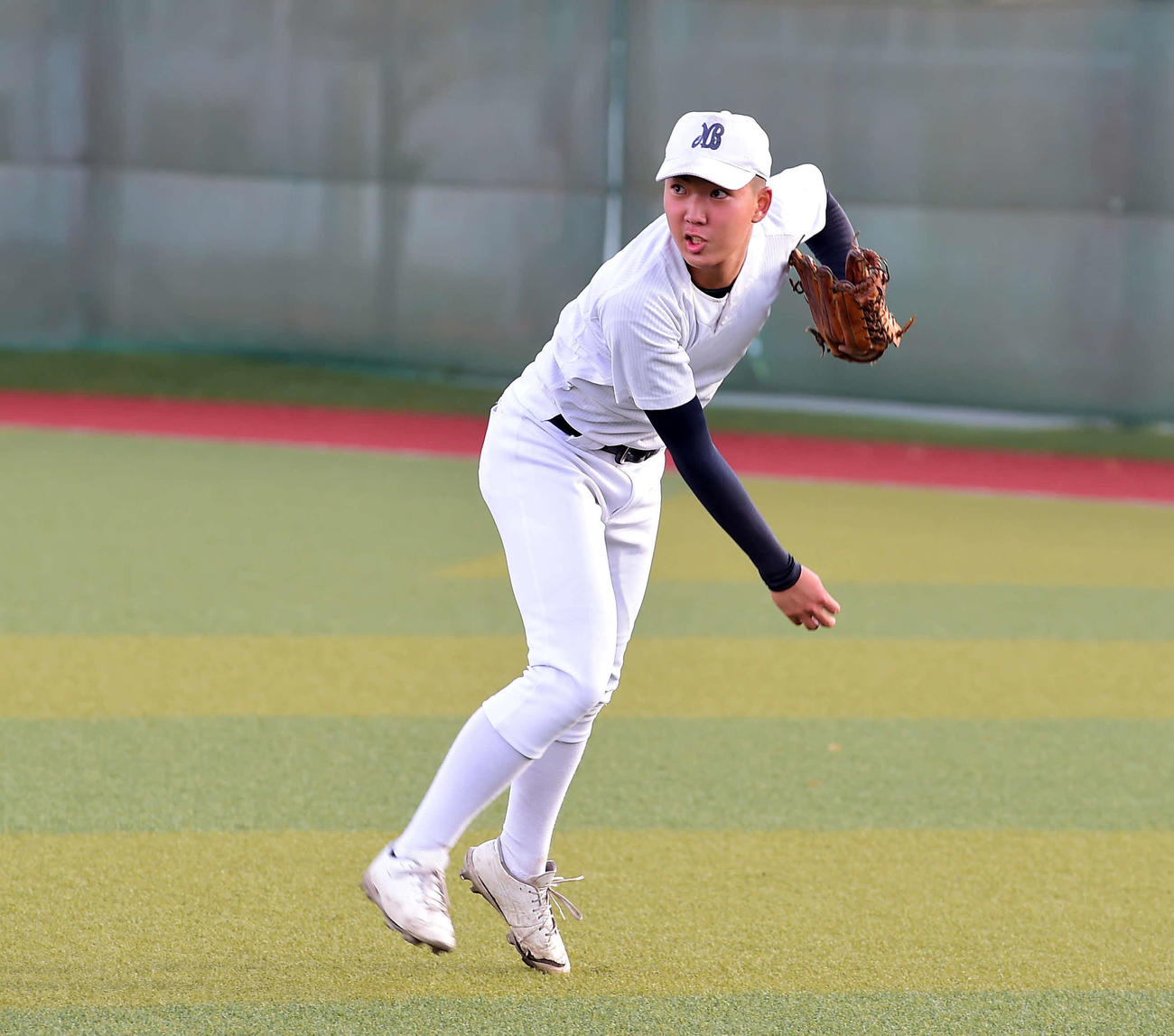 外野ノックで送球する日本文理・野口主将