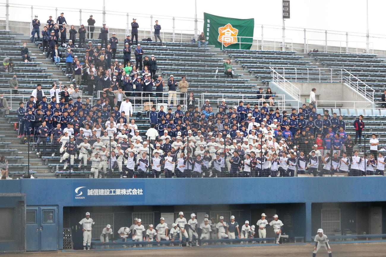 興国対桜宮　応援で盛り上げる興国のスタンド（撮影・林亮佑）