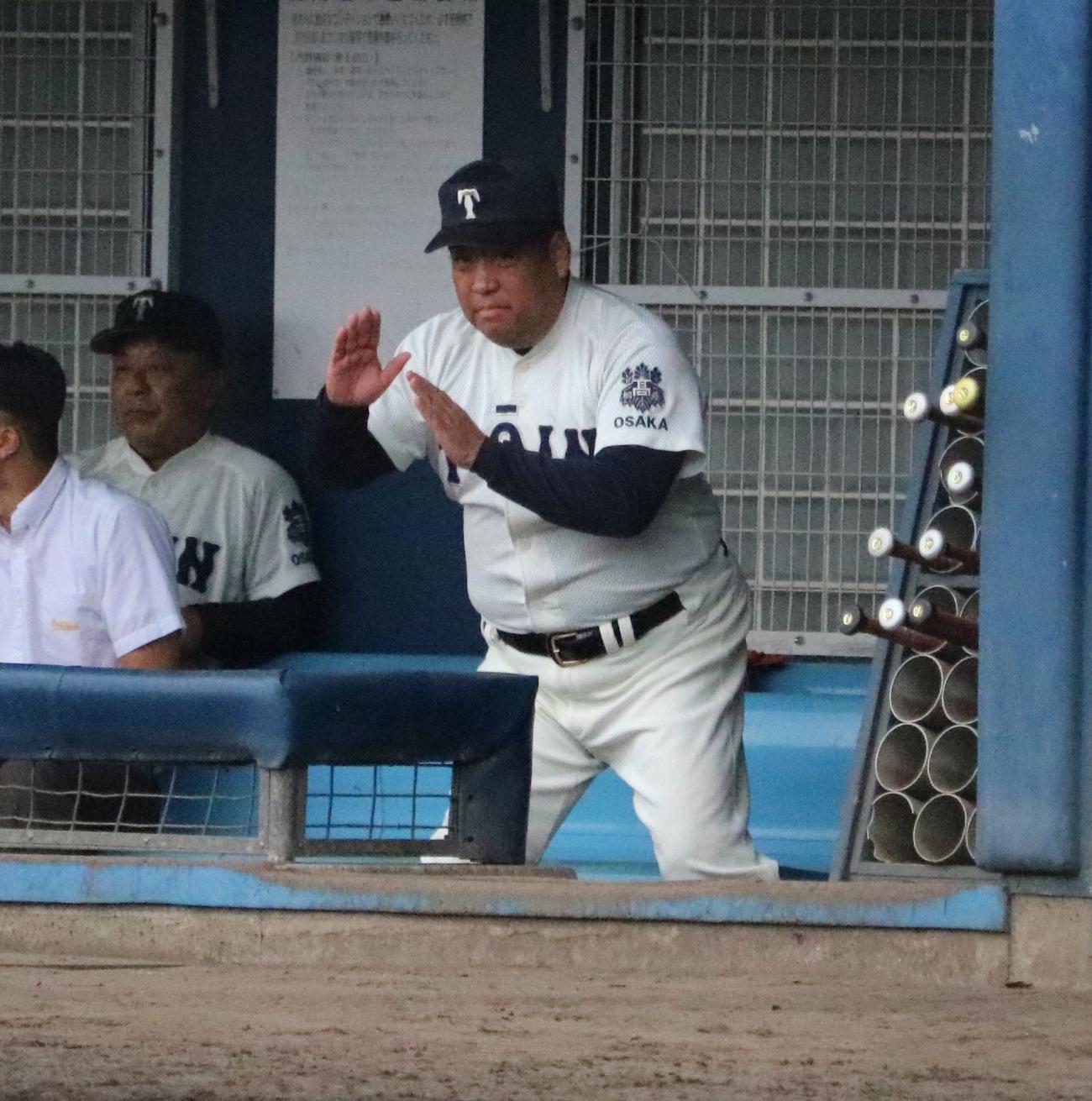 大阪桐蔭対履正社　打者に指示を送る大阪桐蔭・西谷浩一監督（撮影・林亮佑）