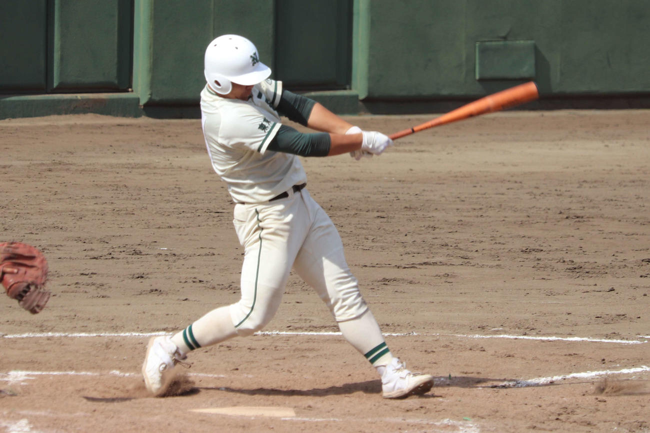 日大三ー二松学舎大付　2回、1死二塁から左越え適時打を放つ二松学舎大付・五十嵐の打撃（撮影・保坂淑子）