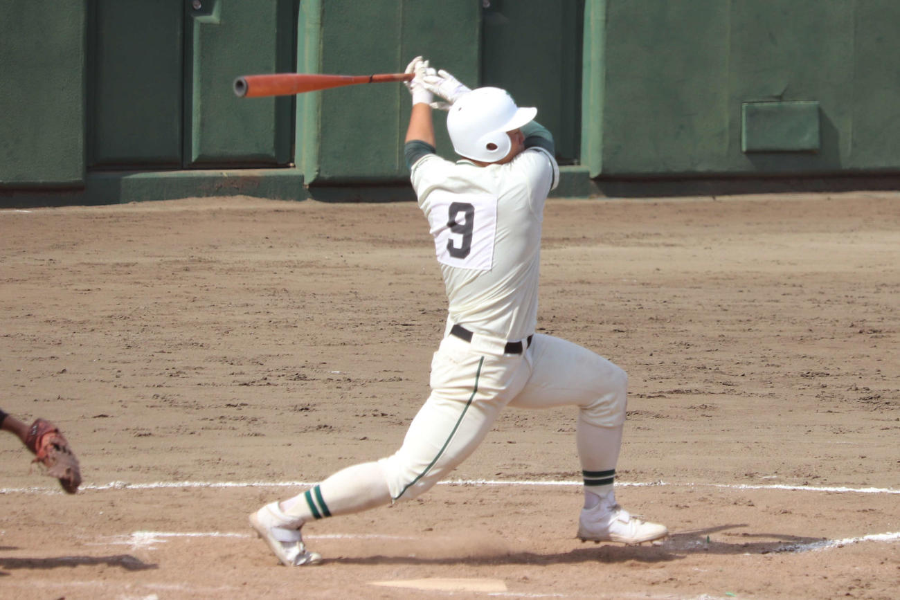 日大三ー二松学舎大付　2回、1死二塁から左越え適時打を放つ二松学舎大付・五十嵐の打撃（撮影・保坂淑子）