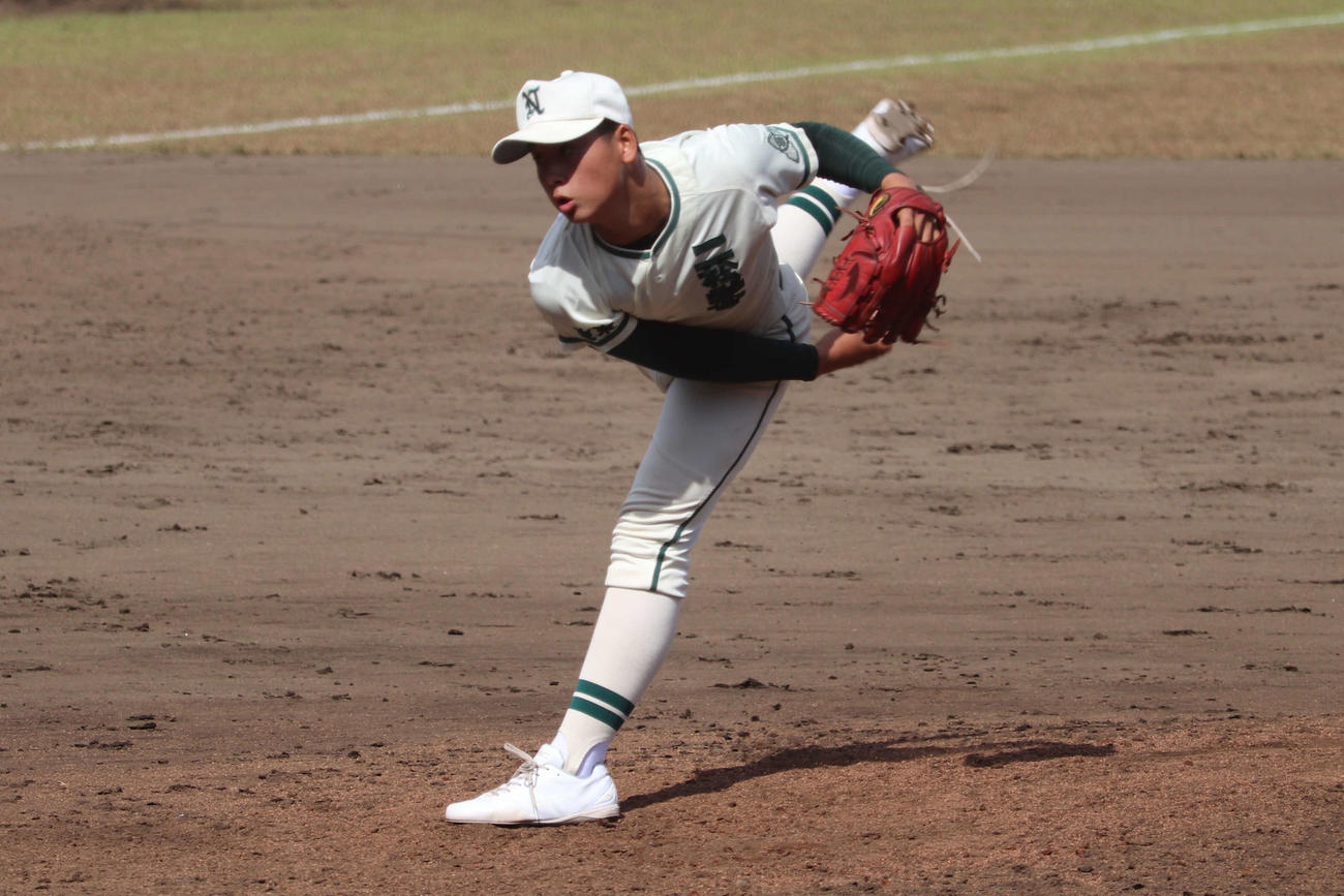 日大三ー二松学舎大付　2番手でマウンドにあがり、2回1／3を投げ2安打2失点の、二松学舎大付・河内（撮影・保坂淑子）