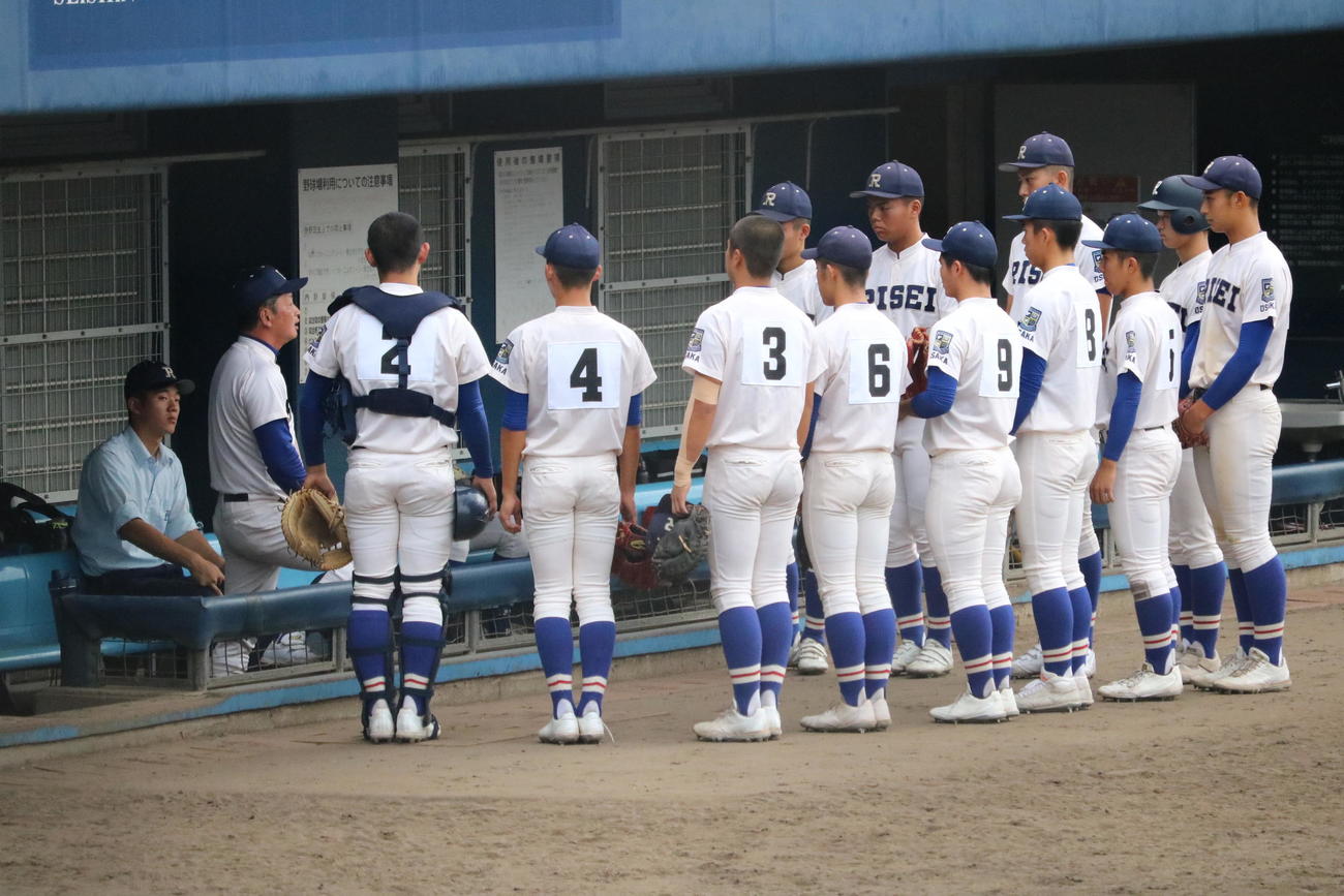 大阪桐蔭対履正社　5回が終了し多田晃監督（左端）からの指示を受ける履正社ナイン（撮影・林亮佑）
