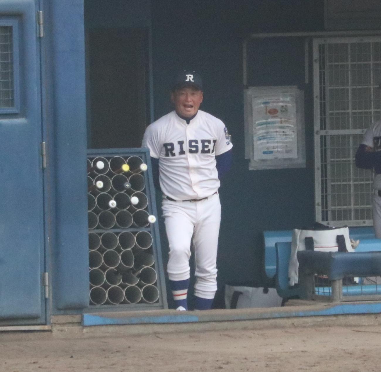 大阪桐蔭対履正社　履正社の多田晃監督は声をあげて選手を鼓舞する（撮影・林亮佑）