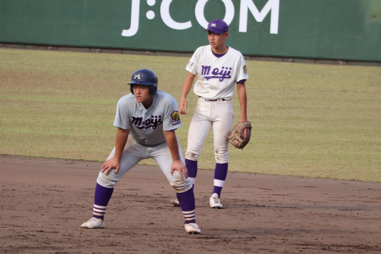 明大中野対明大中野八王子　同じ明大の付属で兄弟校の明大中野八王子と明大中野。ロゴも同じで、色だけが違うユニホームで戦った（撮影・保坂淑子）