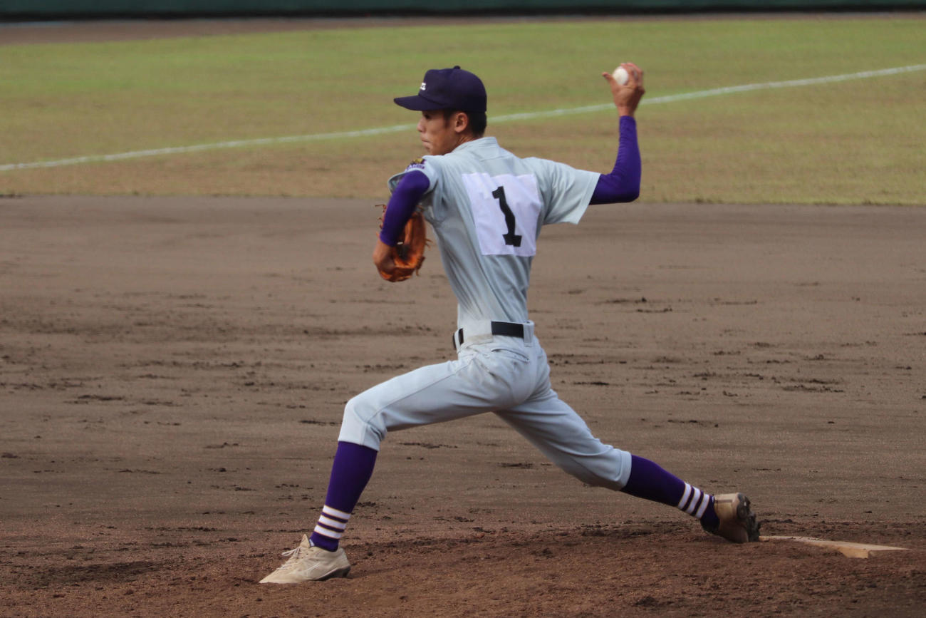 明大中野対明大中野八王子　8回6安打2失点の明大中野・佐伯魁栄（撮影・保坂淑子）