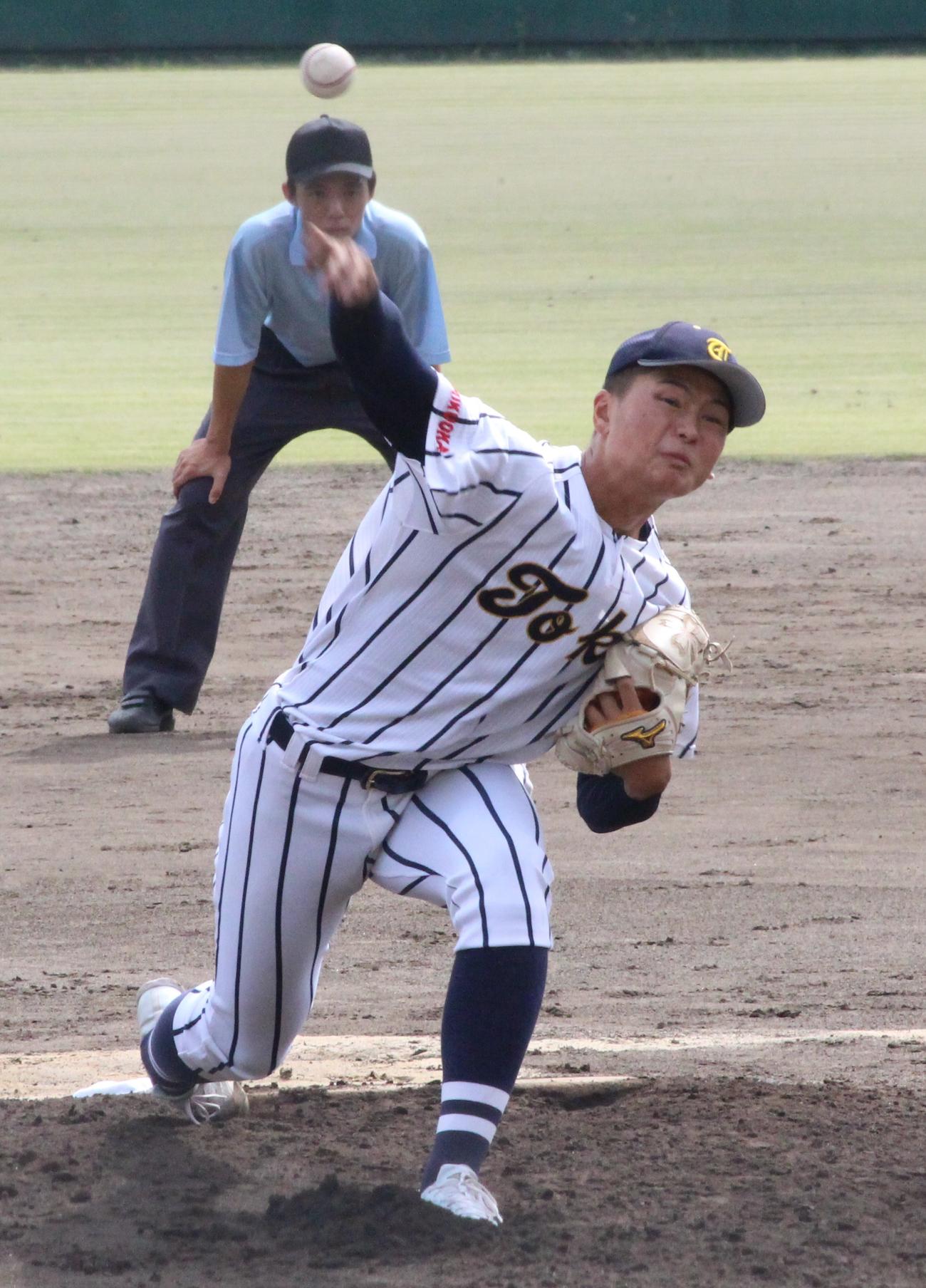 飯塚対東海大福岡　2失点完投で優勝に導いた東海大福岡・佐藤（撮影・菊川光一）