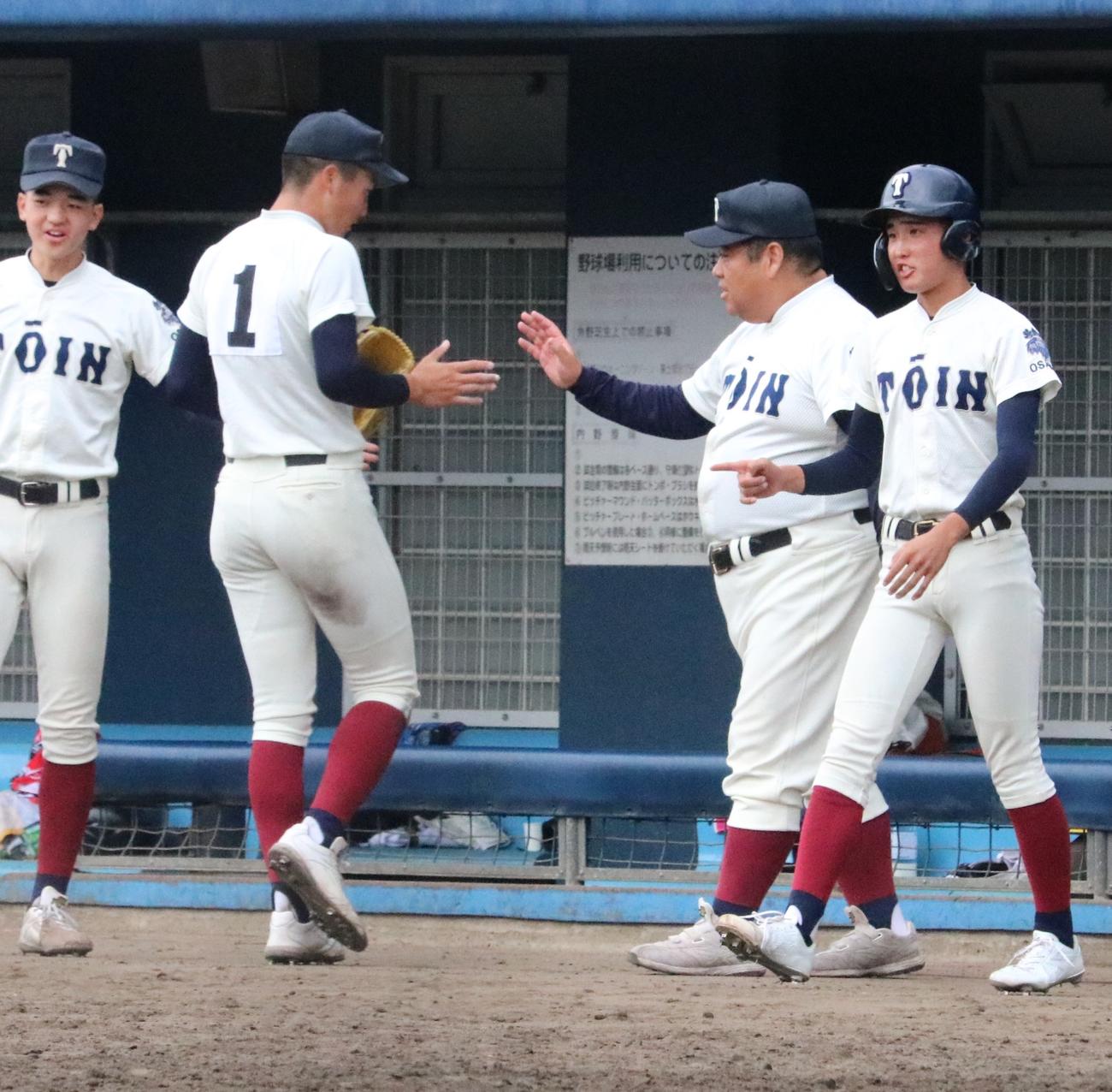 大阪桐蔭対履正社　4回のピンチを無失点で切り抜けた大阪桐蔭・平嶋桂知は西谷浩一監督とタッチをかわす（撮影・林亮佑）
