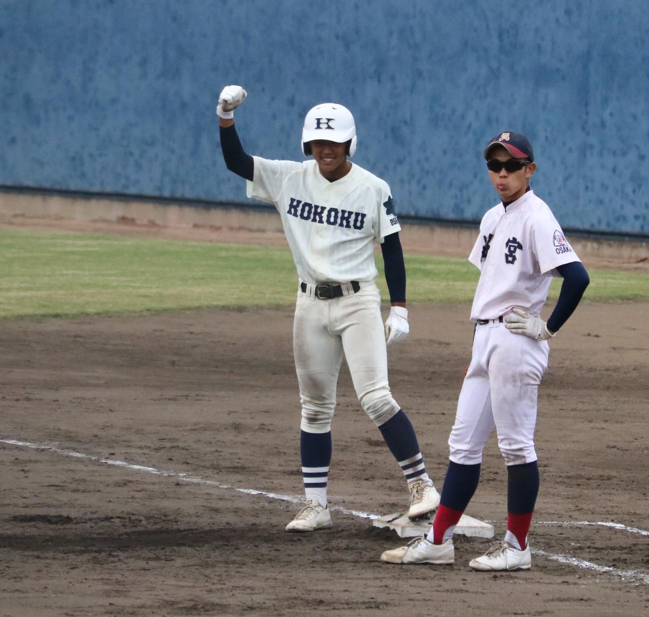 興国対桜宮　4回裏2死二、三塁、興国の山口翔太朗内野手（2年）が中前に適時打を放ち、ベンチに向かってガッツポーズする（撮影・林亮佑）