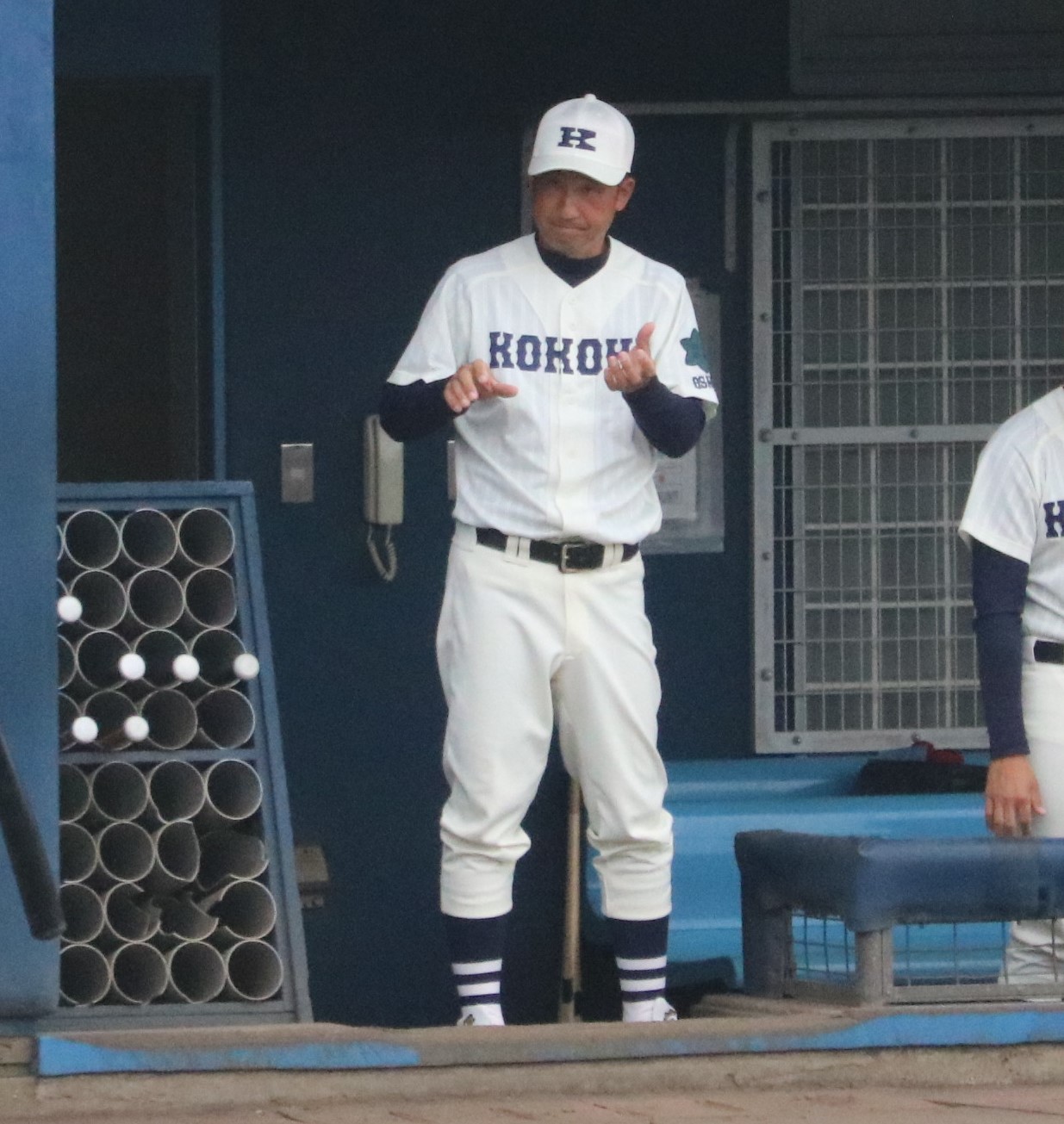 興国対桜宮　興国の喜多隆志監督が打者に指示を送る（撮影・林亮佑）