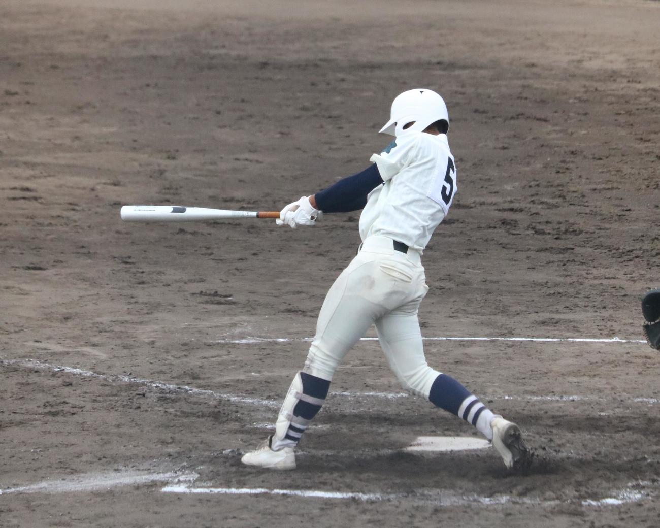 興国対桜宮　4回裏2死二、三塁、興国の山口翔太朗内野手（2年）が中前に適時打を放つ（撮影・林亮佑）