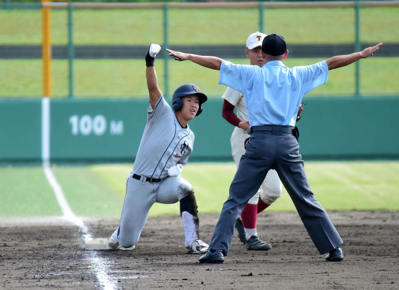 1－1の8回表1死三塁、左中間に勝ち越し三塁打を放ち、ガッツポーズの関根学園・大平
