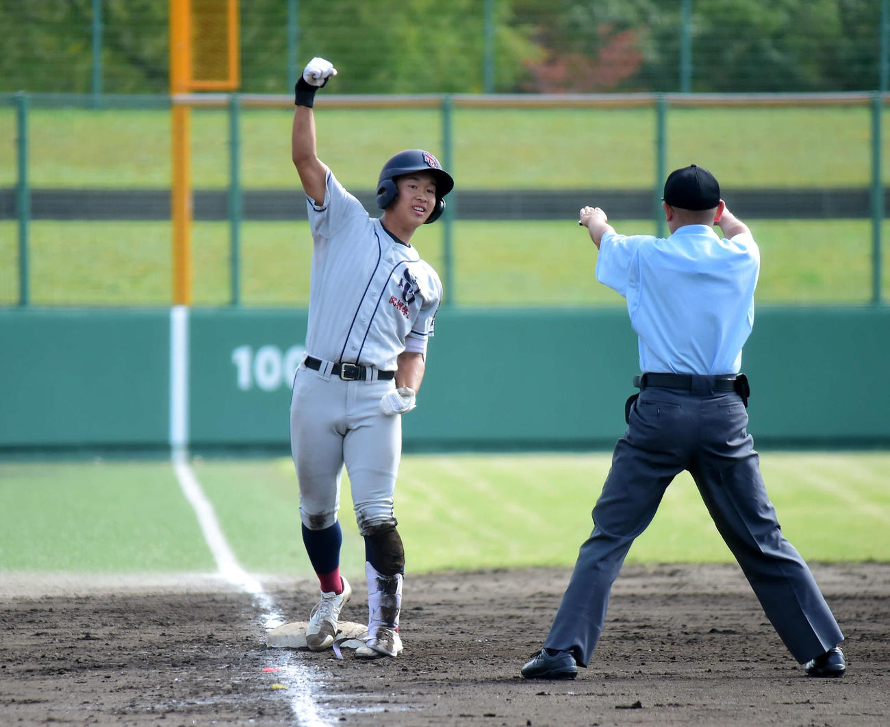 1－1の8回表1死三塁、左中間に勝ち越し三塁打を放ち、ガッツポーズの関根学園・大平