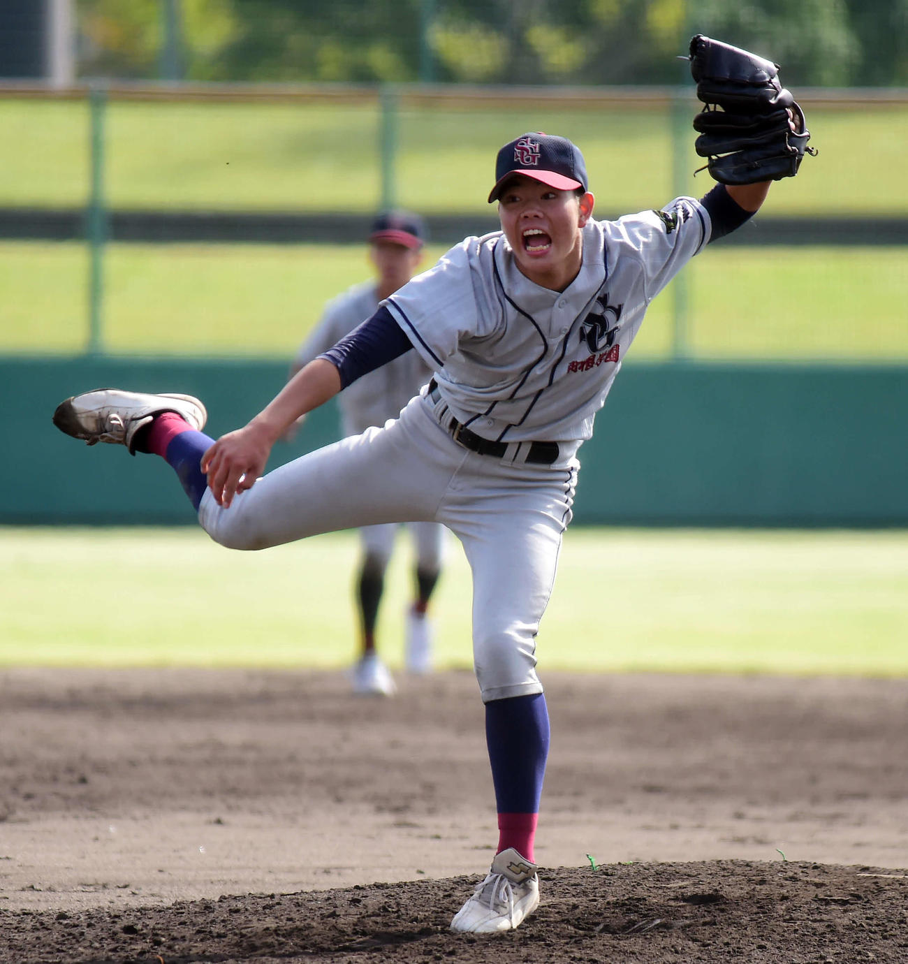 声をうならせながら力投する関根学園・鈴木