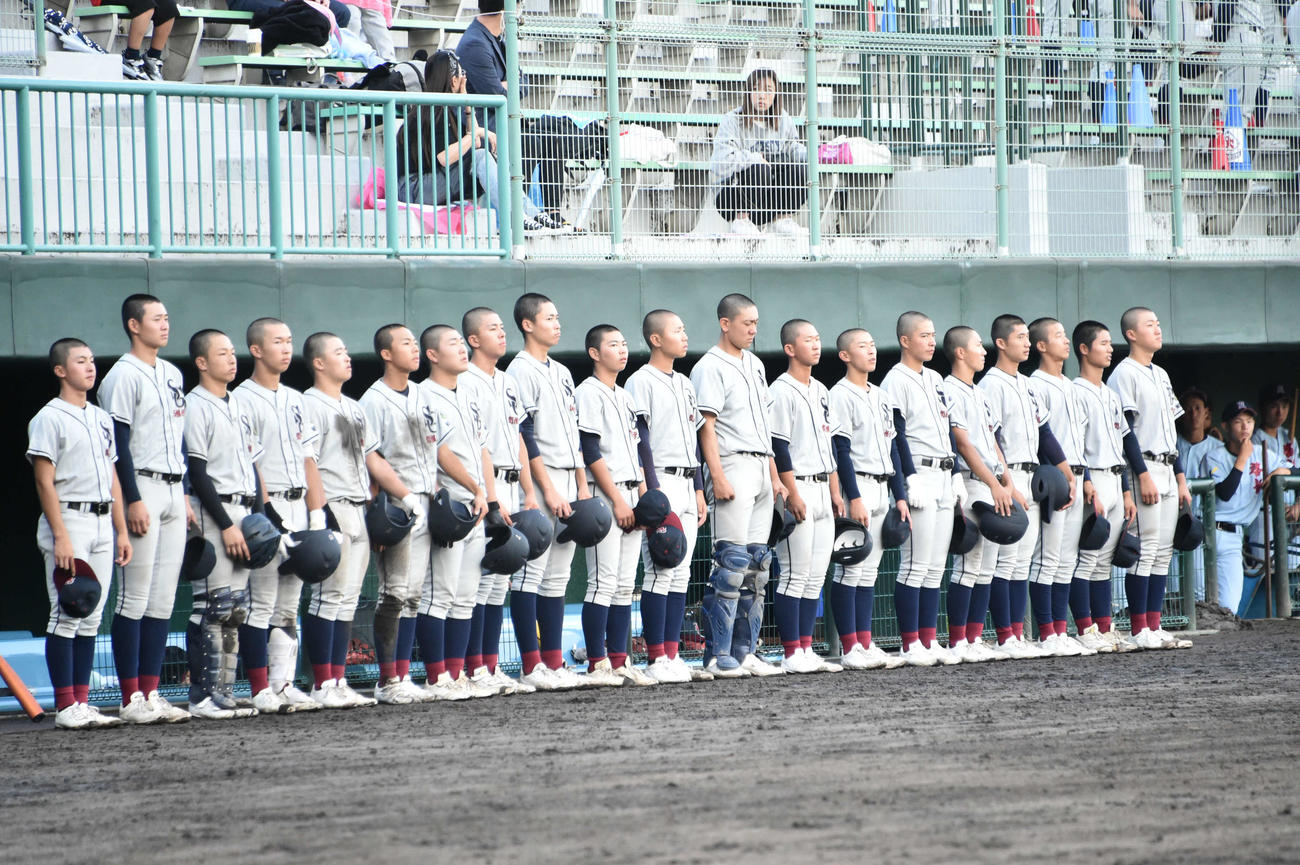 三塁側ベンチ前で日本航空石川の校歌を聞く関根学園ナイン