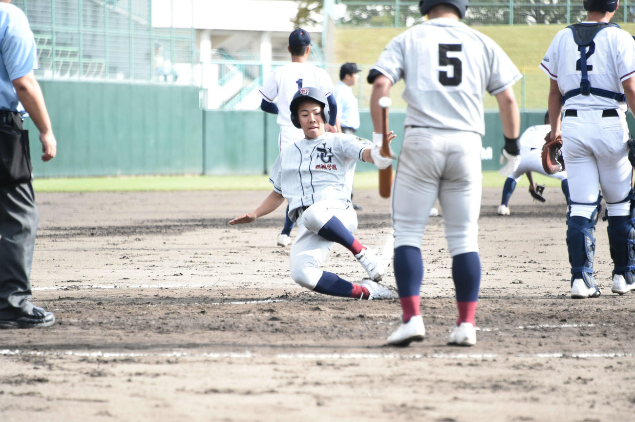 関根学園は0－3の1回裏一、二塁で4番篠原の中前打で二塁走者の植木が生還