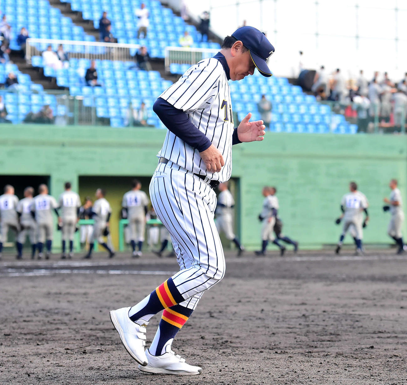 試合終了後、うつむきながらスタンドあいさつに向かう帝京長岡・芝草監督