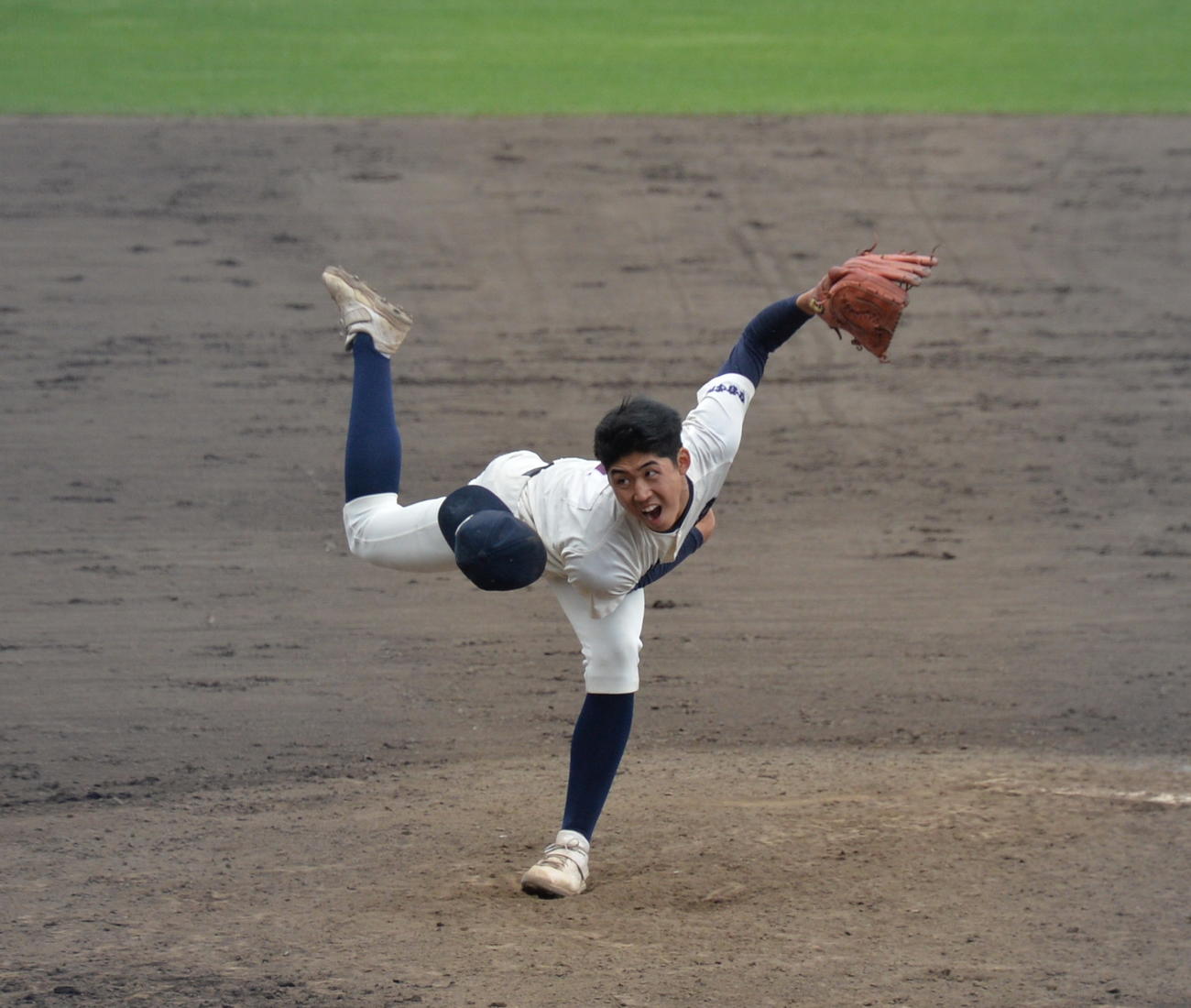 弘前学院聖愛対ノースアジア大明桜　延長11回2死二、三塁、最後の打者を空振り三振に切って取る弘前学院聖愛のエース右腕・吹田（撮影・濱本神威）
