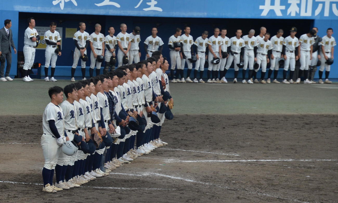 弘前学院聖愛対ノースアジア大明桜　延長11回タイブレークを6－4で制し、校歌を聞く弘前学院聖愛ナイン（撮影・濱本神威）