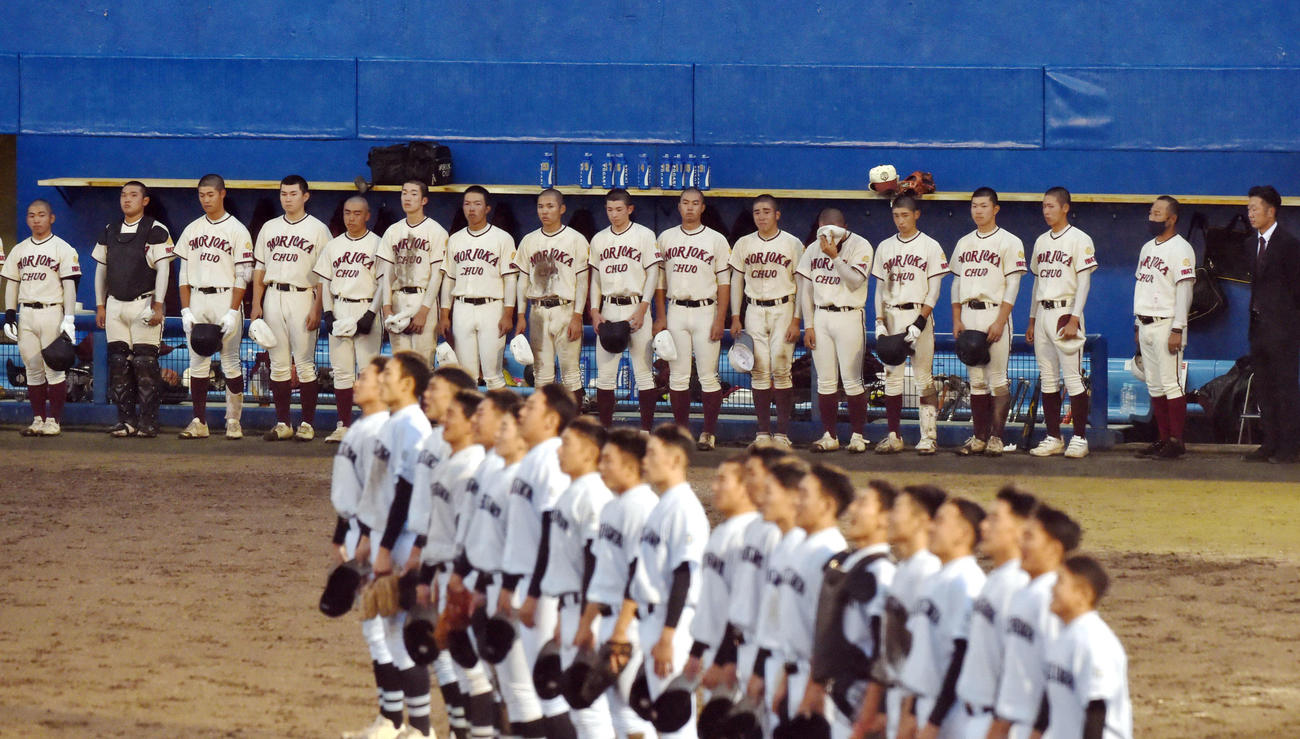 学法石川対盛岡中央　学法石川に敗れ、悔しい表情でベンチ前に整列する盛岡中央ナイン（後方）（撮影・相沢孔志）