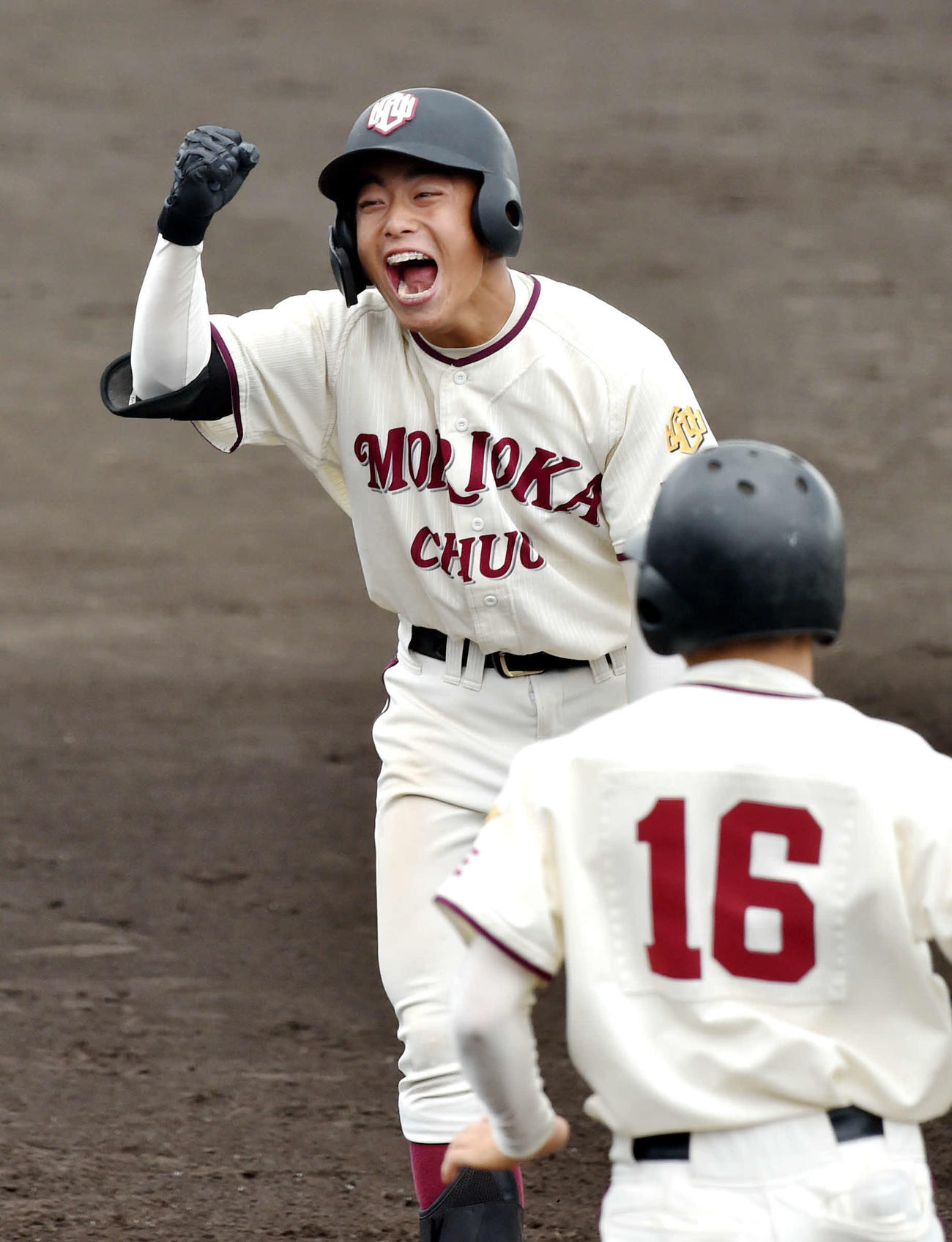 学法石川対盛岡中央　1回表盛岡中央1死一、三塁、先制左前適時打を放ち、笑顔で喜ぶ室岡（撮影・相沢孔志）