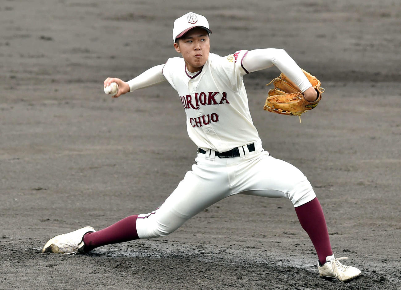 学法石川対盛岡中央　力投する盛岡中央・白畑（撮影・相沢孔志）