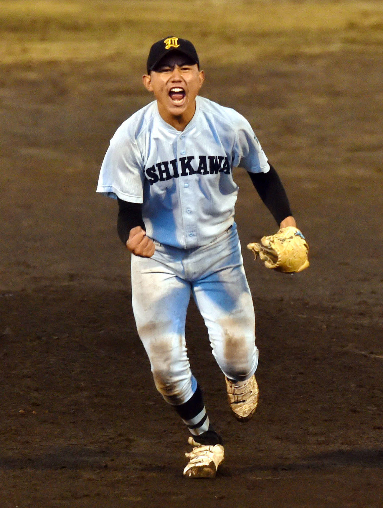 盛岡中央対学法石川　9回表盛岡中央2死、村松を空振り三振に封じ、雄たけびを上げる学法石川・大栄（撮影・相沢孔志）