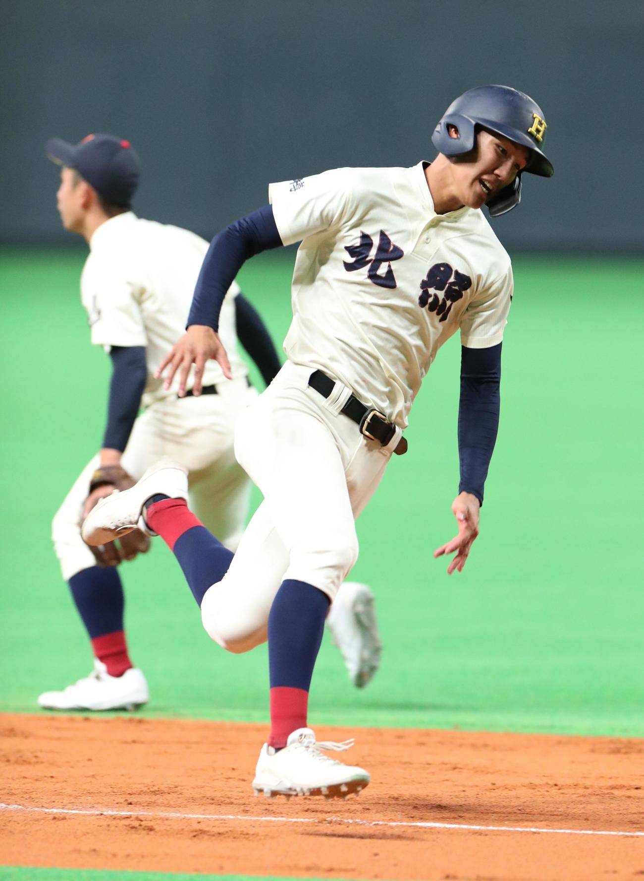 札幌ドームで走塁練習をする北照・手代森（撮影・佐藤翔太）