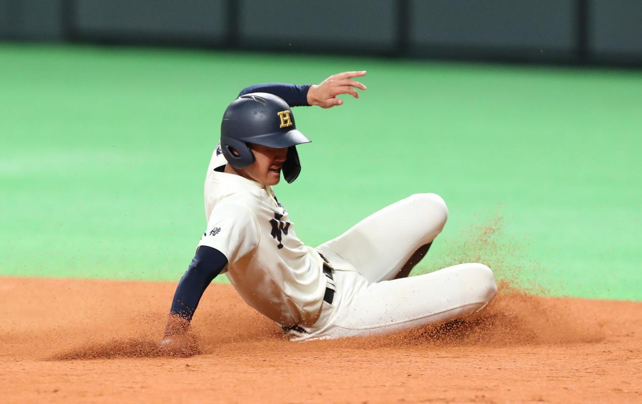 札幌ドームで走塁練習をする北照・手代森（撮影・佐藤翔太）