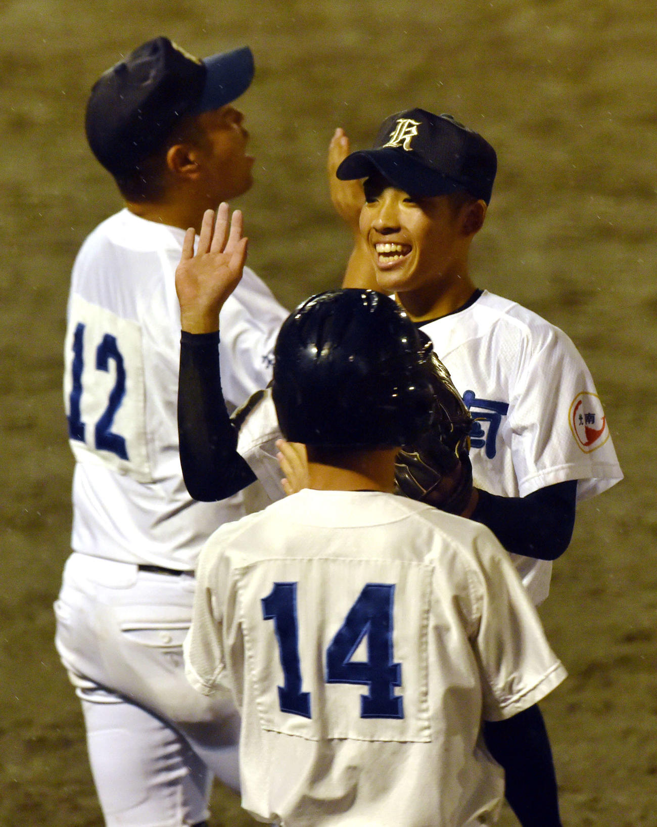 光南対一関学院　7回裏一関学院2死満塁、右飛でピンチを切り抜け、ベンチ前でハイタッチする光南・北畠（右）（撮影・相沢孔志）