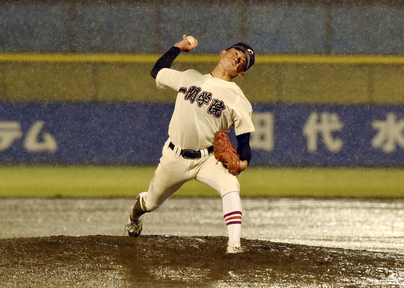 光南対一関学院　雨天の中、全力投球する一関学院・小山（撮影・相沢孔志）