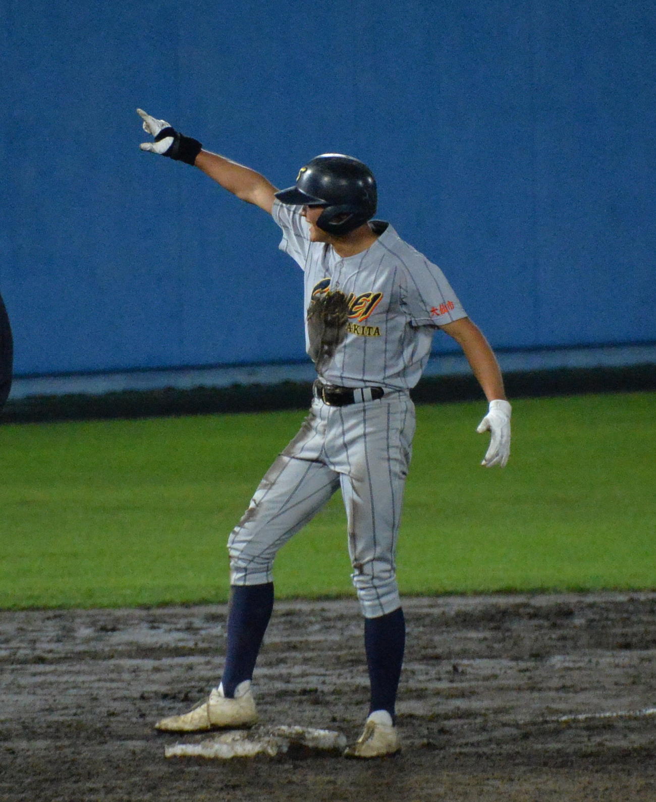 秋田修英対古川学園　延長11回無死二、三塁、決勝打となる中越え2点適時三塁打を放った秋田修英・南都は三塁上でガッツポーズ（撮影・濱本神威）