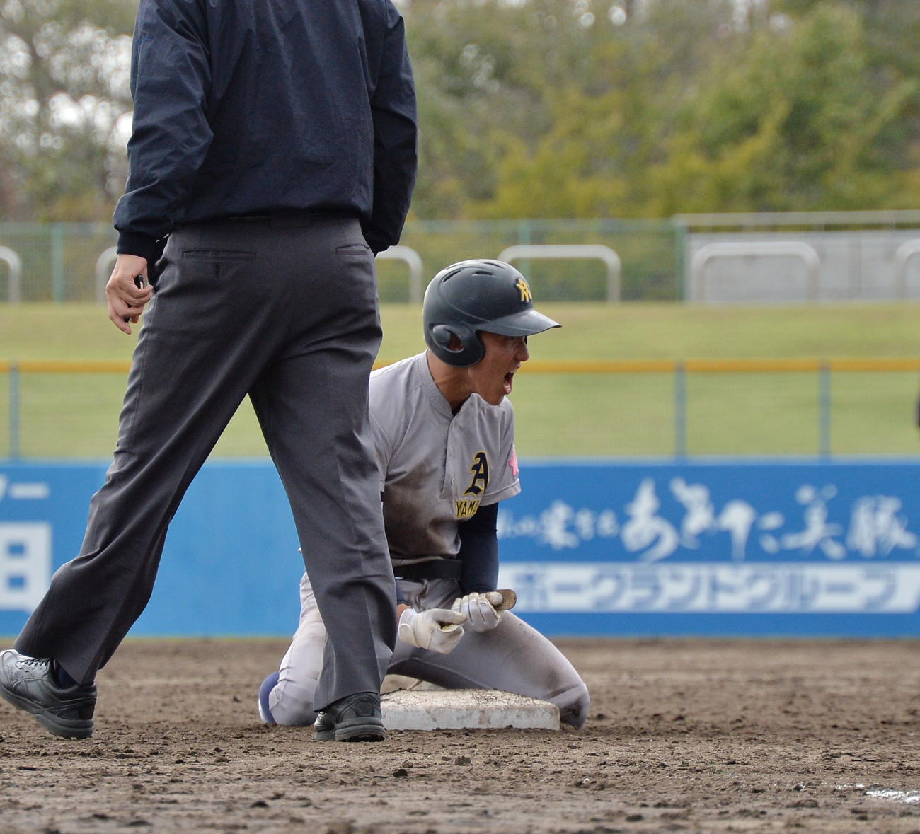 羽黒対青森山田　6－8で迎えた延長13回裏1死二、三塁、中越え同点適時三塁打を放ち、ベース上でほえる青森山田・橋場（撮影・濱本神威）