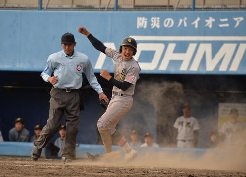 羽黒対青森山田　青森山田・菊池伊のサヨナラ中犠飛で三塁から生還し、ガッツポーズする橋場（撮影・濱本神威）