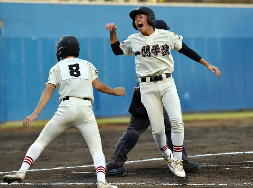 光南対一関学院　8回裏一関学院2死一、二塁、山内の2点適時三塁打で生還した二走菅野（中央）（撮影・相沢孔志）