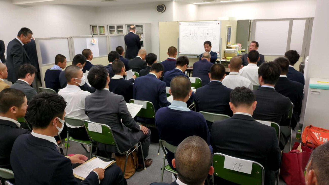 高校野球秋季近畿地区大会　組み合わせ抽選会に出席した16校の主将（撮影・柏原誠）