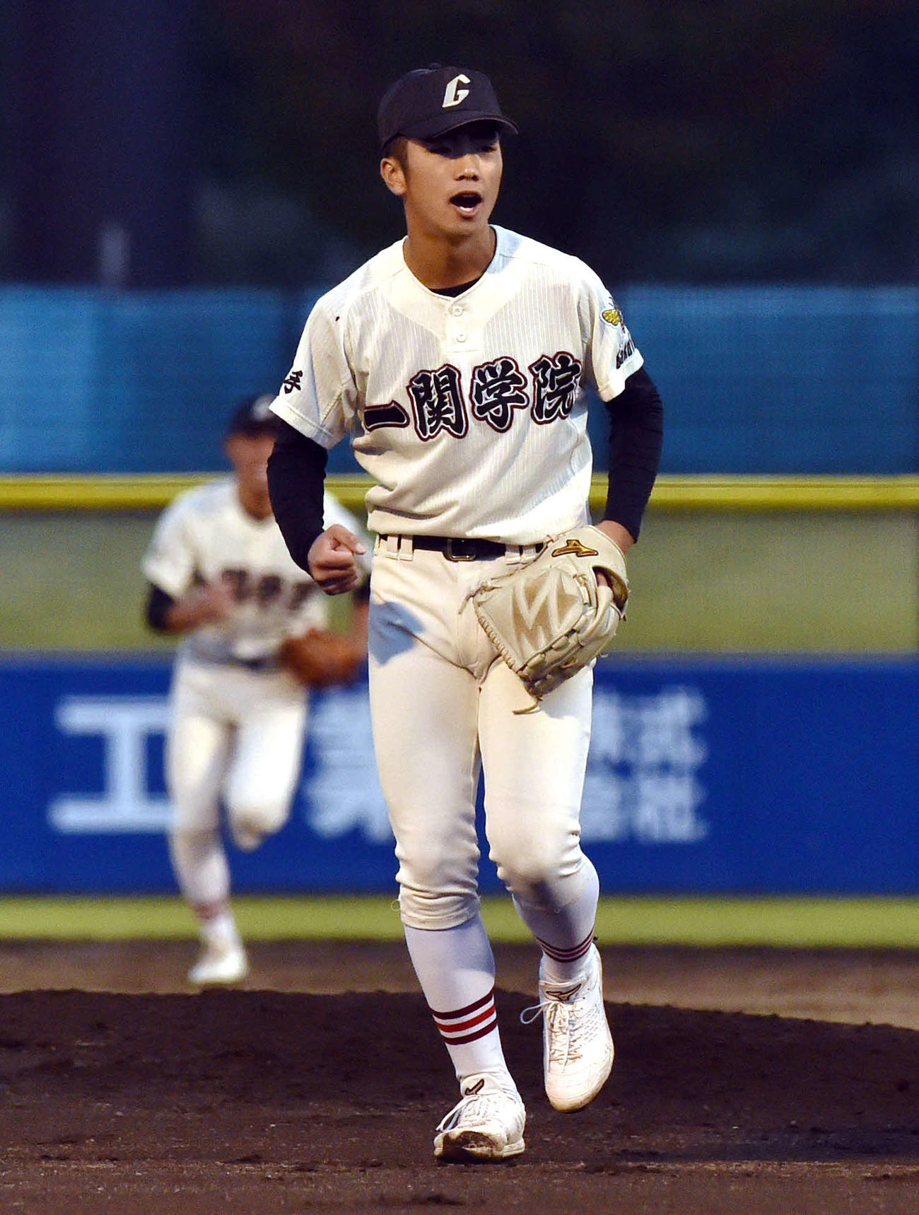 光南対一関学院　9回表光南2死二、三塁、三振でピンチを切り抜け、右拳を握る一関学院・大下（撮影・相沢孔志）
