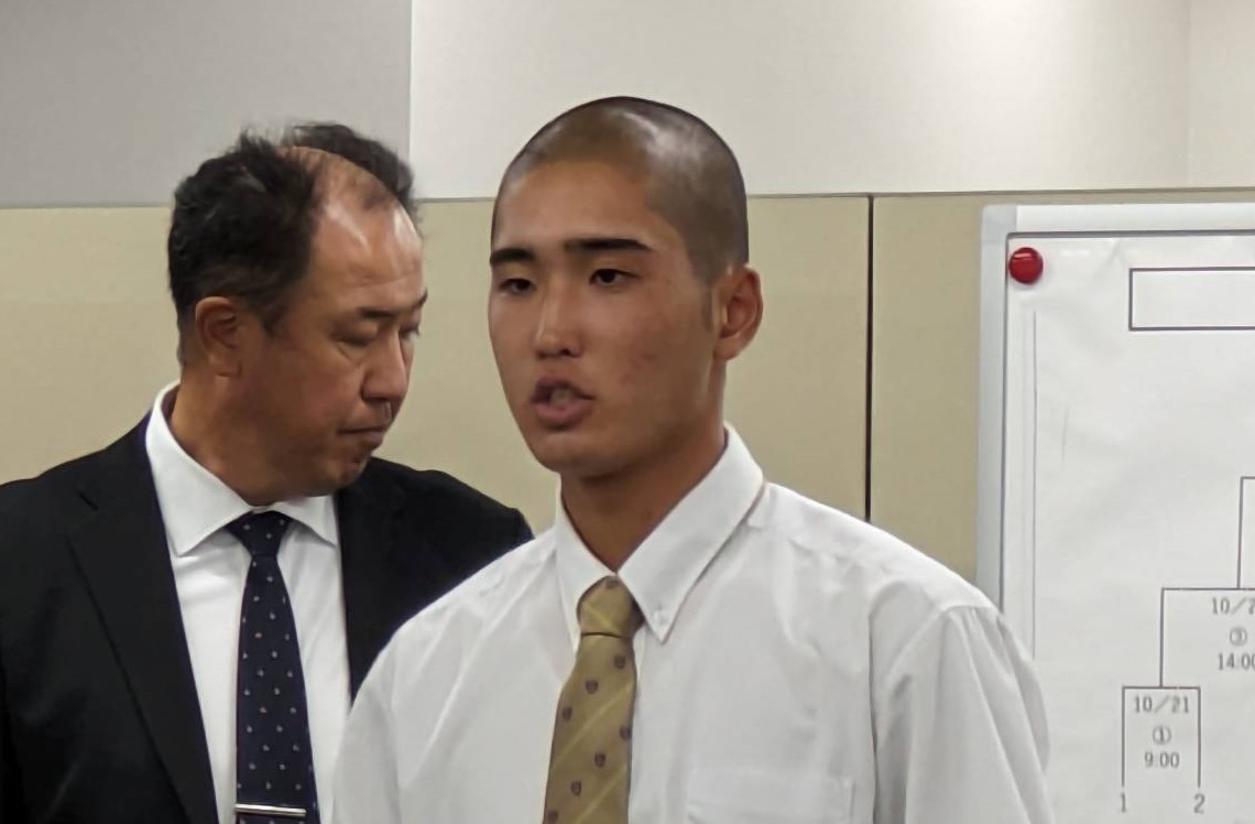 近畿大会の抽選会でくじを引いた大阪桐蔭・宮本主将（撮影・柏原誠）
