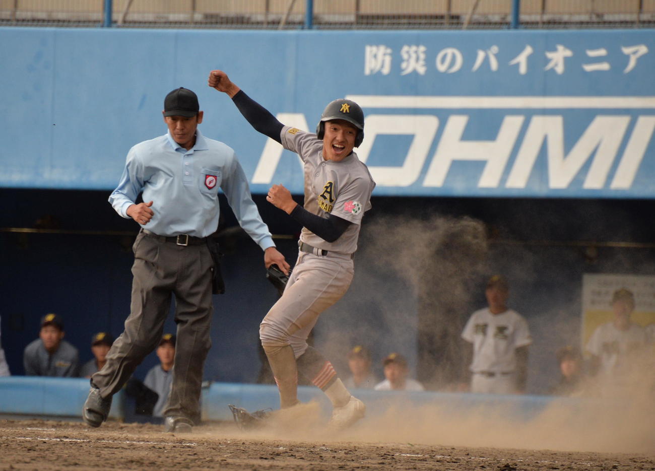 羽黒対青森山田　青森山田・菊池伊のサヨナラ中犠飛で三塁から生還し、ガッツポーズする橋場（撮影・濱本神威）