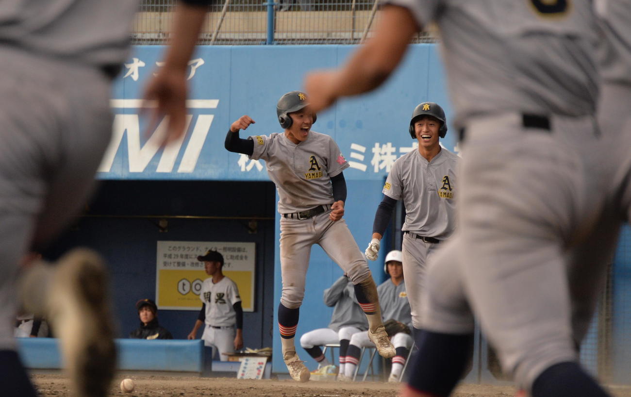 羽黒対青森山田　青森山田・菊池伊のサヨナラ中犠飛で三塁から生還し、ガッツポーズする橋場（中央）。右は桜田（撮影・濱本神威）