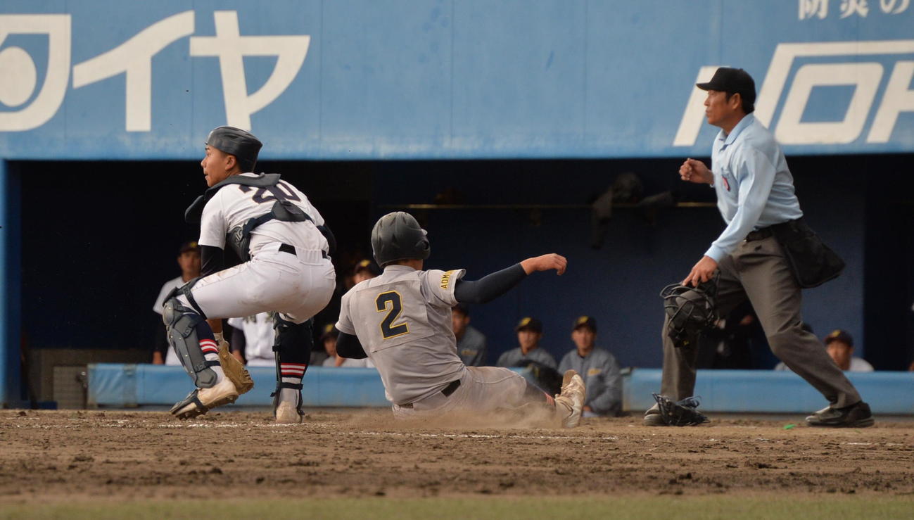 羽黒対青森山田　青森山田・菊池伊のサヨナラ中犠飛で三塁から生還する橋場（撮影・濱本神威）