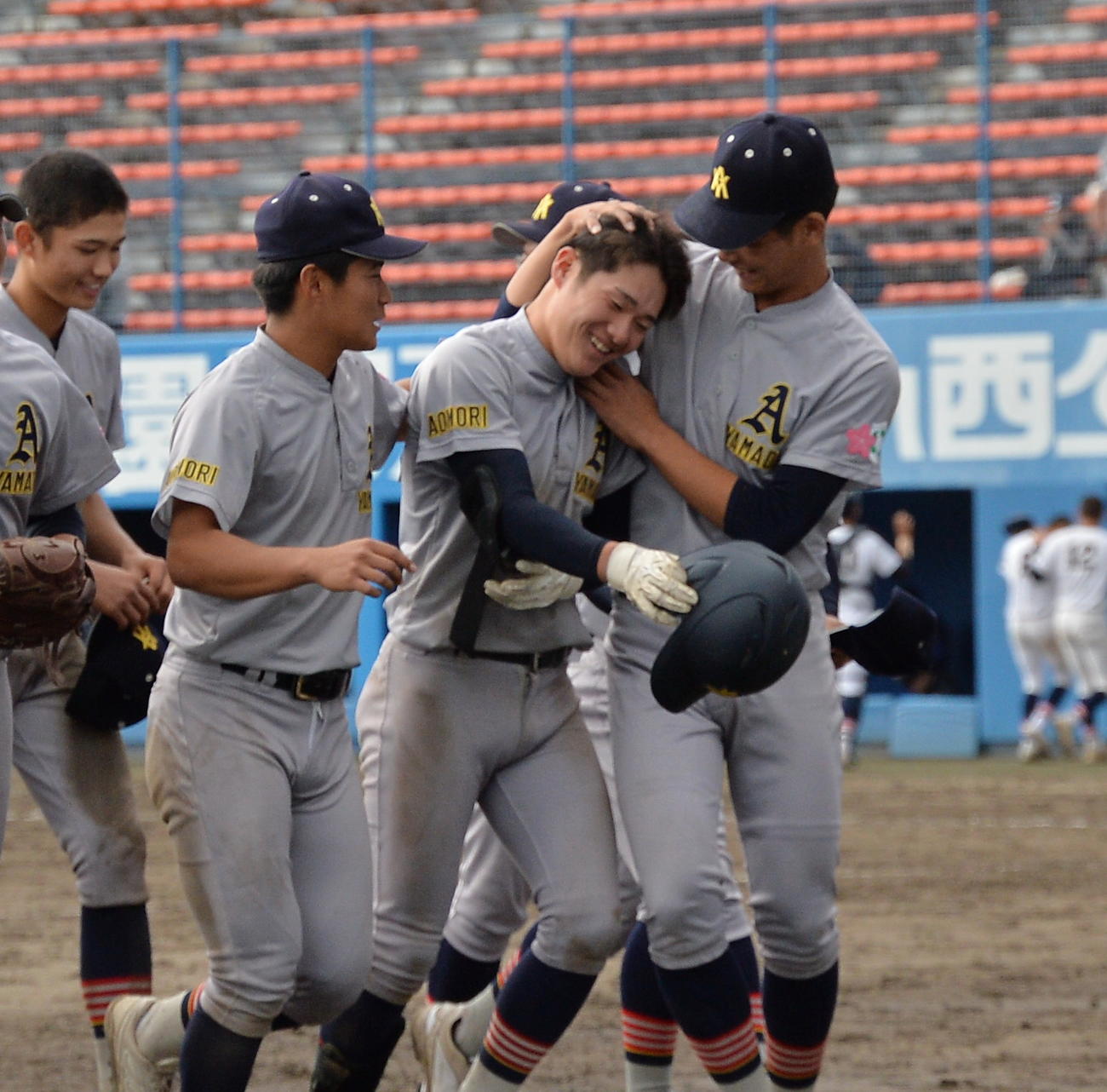 羽黒対青森山田　サヨナラ中犠飛を放った青森山田・菊池伊は、チームメートにもみくちゃにされながら笑顔（撮影・濱本神威）