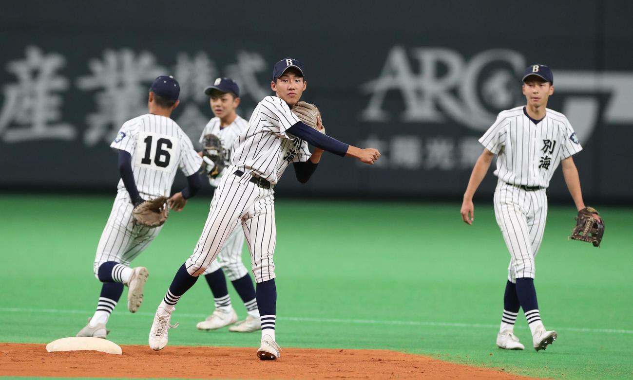 守備練習する別海ナイン（撮影・黒川智章）