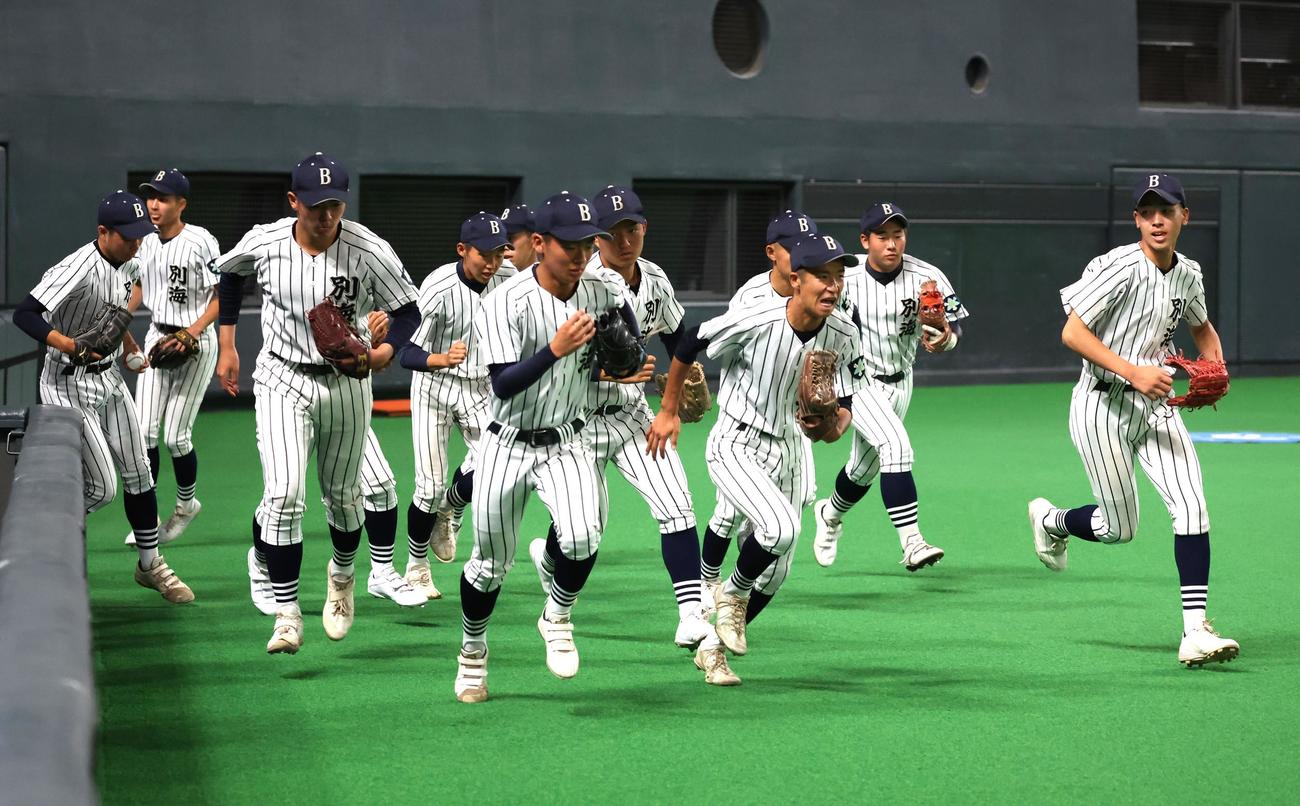 公式練習でグラウンドに飛び出す別海ナイン（撮影・黒川智章）